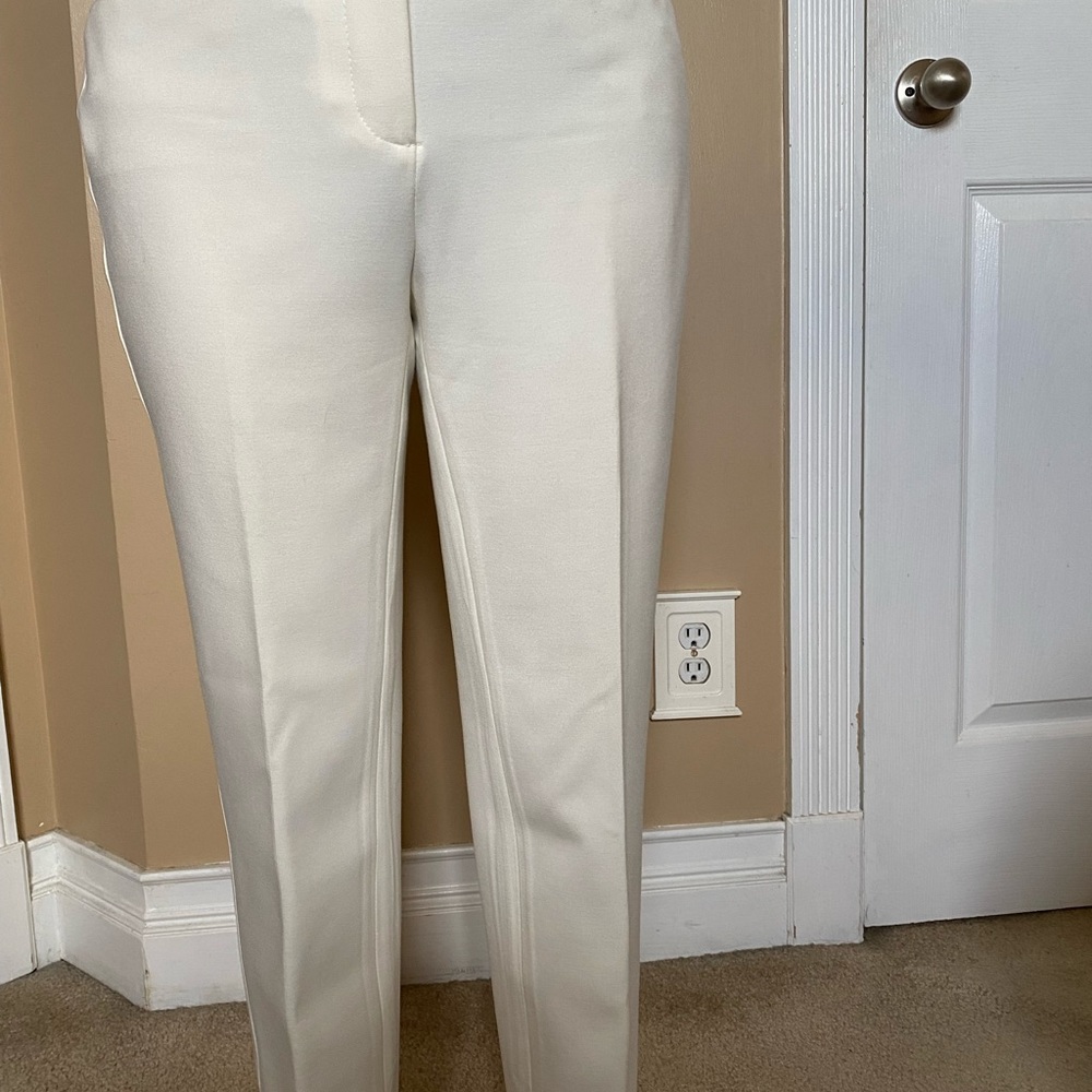Off white slim ankle pants in size 2 Short. White House Black Market